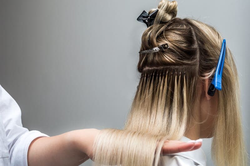 Pose d'extensions cheveux kératine en salon — Formation professionnelle Next Level Group Suisse