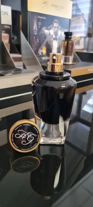 Flacons de parfum Hamilton Gordena avec bouchons gravés au laser assemblés — produit fini luxe