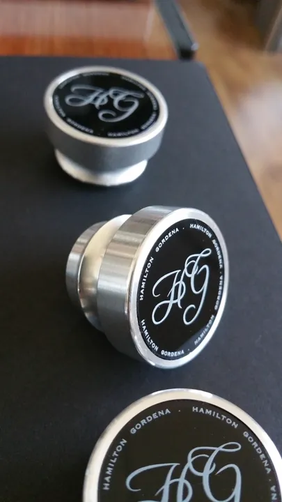 Bouchons aluminium de parfum Hamilton Gordena avec monogramme HG gravé au laser — finition haut de gamme