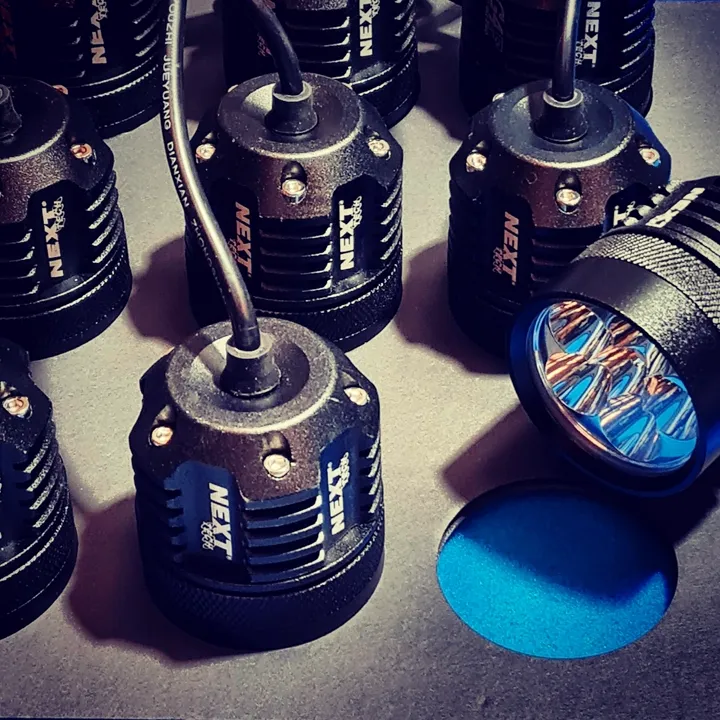 Feux LED additionnels Next-Tech XP4 avec logo NEXT gravé au laser sur dissipateurs aluminium noir